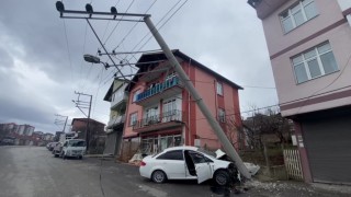 Ehliyetsiz sürücü önce yayaya sonra direğe çarptı: 2 yaralı