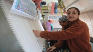 Elazığda geçici konaklama merkezinde kalan Ahıska Türkleri hem meslek öğreniyor hem de para kazanıyor