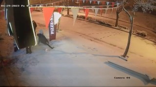 Elazığda karda kayıp düşen vatandaşlar kamerada