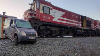 Elazığda tren, hemzemin geçitte çarptığı aracı 100 metre sürükledi: 1 yaralı