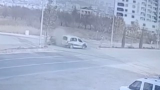 Elazığdaki trafik kazası güvenlik kamerasına yansıdı: 2 yaralı