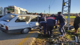 Elektrik direğine çarpan araç sürücüsü hayatını kaybetti