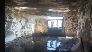 Elektrik kontağından çıkan yangın evi kullanılamaz hale getirdi