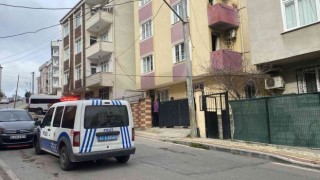 Elektrik kontağından yangın çıktı, 2 kişi dumandan etkilendi