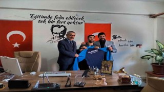 Eleşkirt Gençlik Spor Müdürü Güzelden özel eğitimli öğrencilere Jest