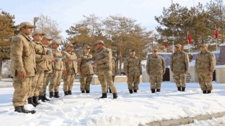 Elleri ile ördüğü çorapları Mehmetçiğe gönderdi