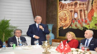 Emekliye ayrılan vali yardımcısı ve kaymakamlara plaket
