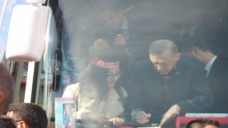 Erdoğan kitabını imzaladı, genç kız gözyaşlarına boğuldu