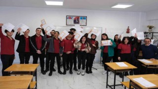 Erzincanda öğrenciler karne heyecanını sazlı sözlü türkülerle yaşadı