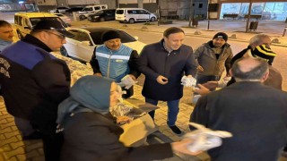 Esenyurt Belediyesinden vatandaşlara kandil simidi ikramı