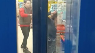 Esenyurtta market çalışanı ile müşteri kavga etti, ortalık savaş alanına döndü