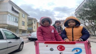 Eşi vefat eden fedakâr baba, üç tekerlekli bisikletiyle çocuklarına bakıyor