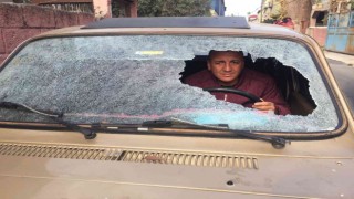 Evden çıkarmak istediği gelininin ağabeyi otomobile baltayla zarar verdi