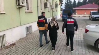 Evine girmeye çalışan hırsızı kapı deliğinden görüntüledi