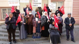 Evlat nöbetindeki baba: “Çocuklarımız HDP il binasından götürüldü”