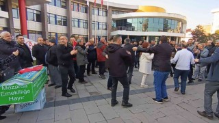 EYTliler yeni çıkacak kanunu göbek atarak kutladı, tabutu parçaladı