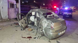 Fabrikanın duvarına çarpan otomobilin sürücüsü ağır yaralandı