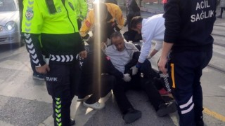 Fatihte motosikletin çarptığı turist yaralandı