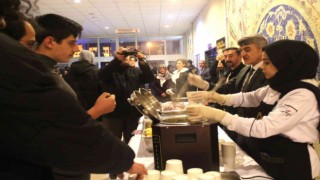 Final sınavlarına hazırlanan öğrencilere sıcak çorba ikramı