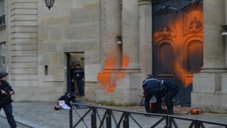 Fransada iklim aktivistlerinden Başbakanlık binasına boyalı saldırı
