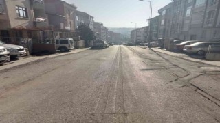 Freni arızalanan kamyonet park halindeki araçların arasına daldı