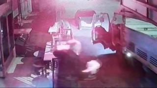 Freni boşalan kamyonetin sürücüsü ölümle burun buruna geldi: O anlar kamerada