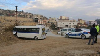 Freni boşalan öğrenci servisi toprak yığınına çarptı: 4 yaralı