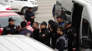 Fuhuş operasyonunda yakalandı bastonuyla adliyeye zor yürüdü