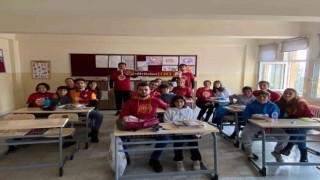 Galatasaray taraftarları köy çocuklarını sevindirdi