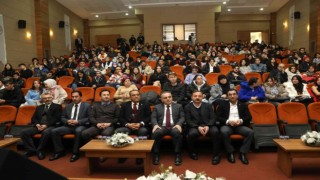 Gazeteci Oktay Ensari, ERÜlü öğrenciler ile tecrübelerini paylaştı