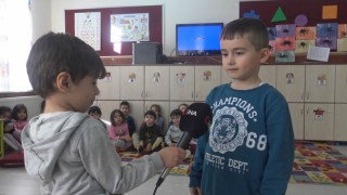 Gazetecilik mesleği tanıtılan anaokulu öğrencileri kendi haberlerini kendileri yaptı