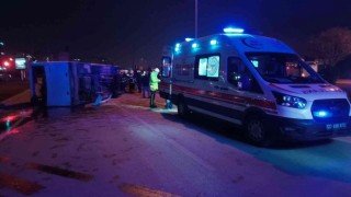 Gaziantepte otomobille çarpışan işçi servisi devrildi: 2si ağır 10 yaralı