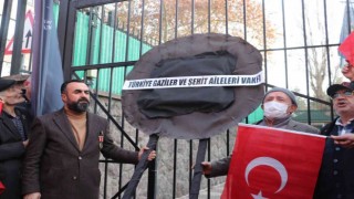 Gaziler ile şehit yakınları, İsveçin Ankara Büyükelçiliğine siyah çelenk bıraktı