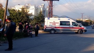 Gazipaşada hafif ticari araçla motosiklet çarpıştı: 3 yaralı