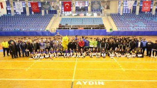 Genç Futsal şampiyonları kupayı kaldırdı