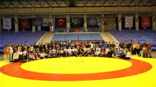 Genç güreşçiler Aydını temsil etmek için mindere çıktı