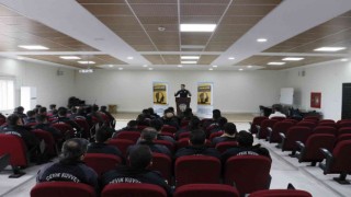 Genç polis memuru kitap yazdı, gelirinin bir kısmını şehit ailelerine bağışladı