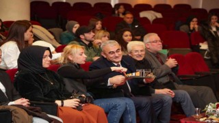 Gençlerin tasarımlarını inceledi