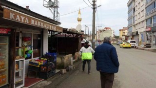 Giresunlu 67 yaşındaki Kenan Kaya mahalle bakkalcılığının son temsilcilerinden