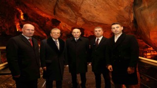 Gölbaşı Belediye Başkanı Ramazan Şimşek, Mevlüt Karakaya ile beraber Tulumtaş Mağarasını gezdi