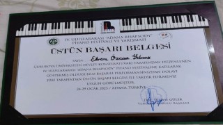 Görme engelli piyanist Ekrem Özcan Yılmaza üstün başarı belgesi