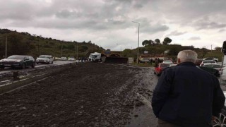 Gübre yüklü kamyon devrildi, karayolunda 10 kilometre araç kuyruğu oluştu