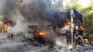 Günel Koreli turistleri taşıyan tur otobüsü alev alev yandı