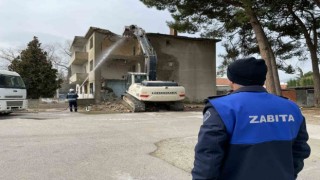 Gürsuda riskli metruk yapı yıkıldı