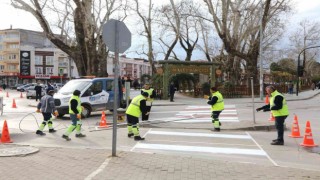 Gürsuda yaya güvenliği için yol işaretleri yenileniyor