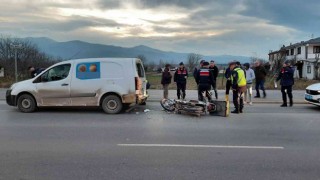 Hafif ticari araç ile çarpışan motosikletli kurye yaralandı