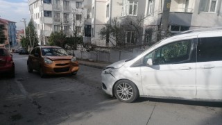 Hafif ticari araç ile otomobil kafa kafaya çarpıştı: 1 yaralı