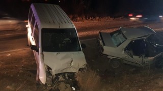 Hafif ticari araçla otomobil çarpıştı: 5 yaralı