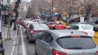 Hafta sonu alışveriş yoğunluğu şehir trafiğini felç etti