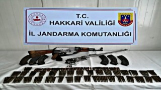 Hakkaride bir evde silah ve mühimmat ele geçirildi